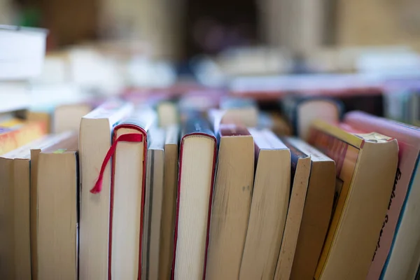 Stapel boeken op een rommelmarkt liefdadigheid boek, tekst ruimte — Stockfoto