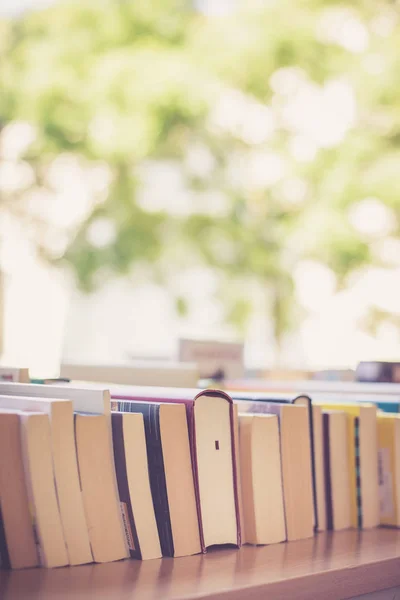 Montón de libros en un mercadillo de libros de caridad, espacio de texto — Foto de Stock