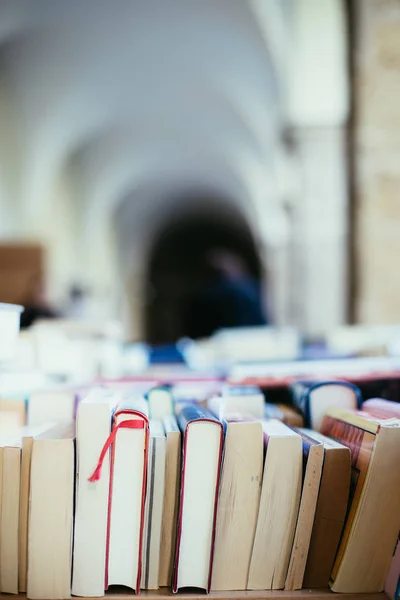 Montón de libros en un mercadillo de libros de caridad, espacio de texto — Foto de Stock