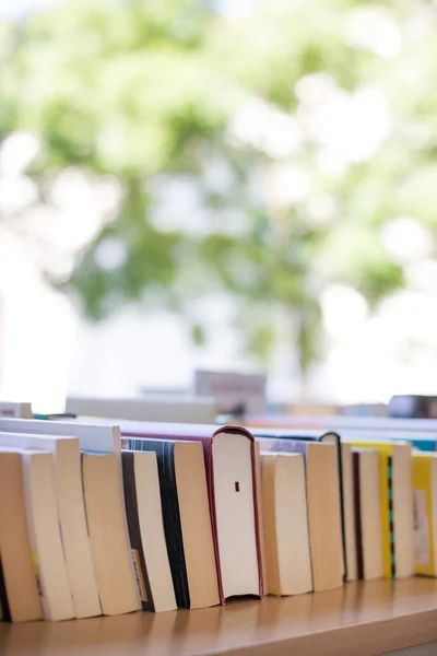 Montón de libros en un mercadillo de libros de caridad, espacio de texto — Foto de Stock