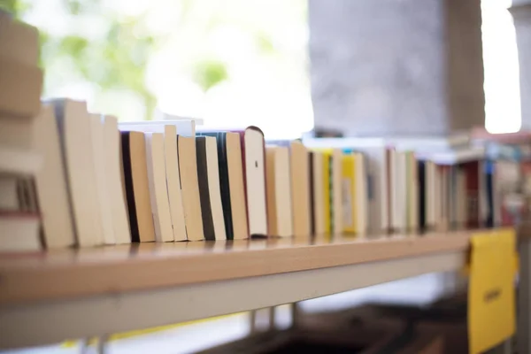 Montón de libros en un mercadillo de libros de caridad, espacio de texto — Foto de Stock