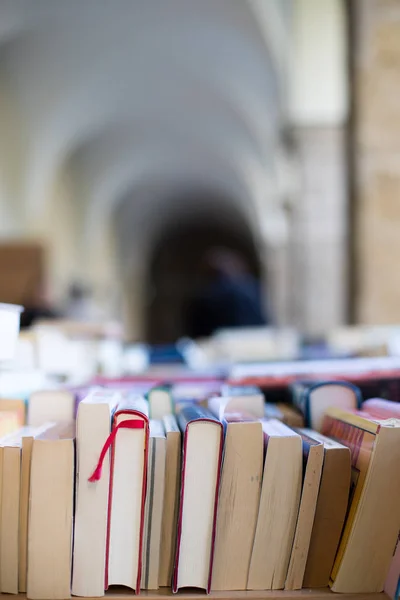 Montón de libros en un mercadillo de libros de caridad, espacio de texto — Foto de Stock