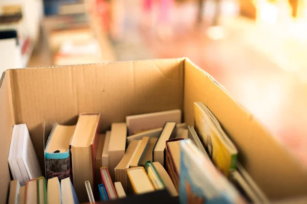 Montón de libros en un mercadillo de libros de caridad, espacio de texto — Foto de Stock