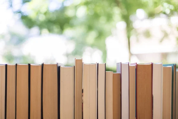 Montón de libros en un mercadillo de libros de caridad, espacio de texto — Foto de Stock