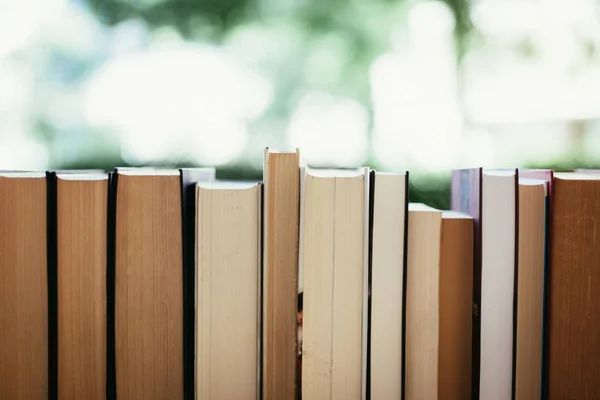 Montón de libros en un mercadillo de libros de caridad, espacio de texto — Foto de Stock