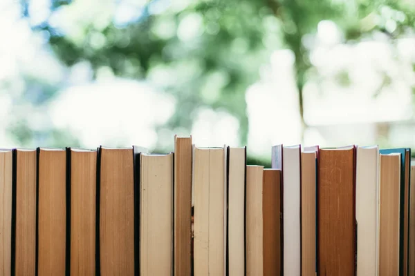 Montón de libros en un mercadillo de libros de caridad, espacio de texto — Foto de Stock