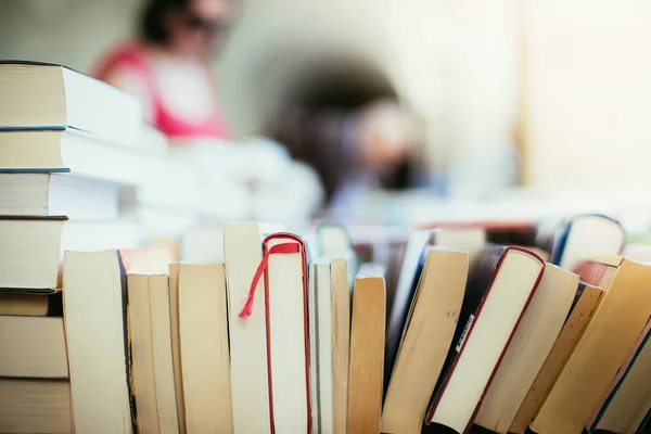 Montón de libros en un mercadillo de libros de caridad, espacio de texto — Foto de Stock