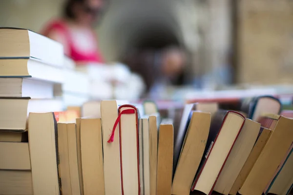 Montón de libros en un mercadillo de libros de caridad, espacio de texto — Foto de Stock