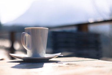 Açık havada içinde güneşli kıça bir caf'ın bir masada kahve