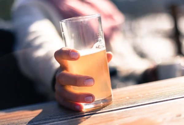 Mulher com dedo rosa polonês está bebendo um copo de limonada, o — Fotografia de Stock