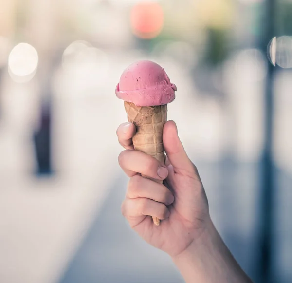 Femme tient la crème glacée à la fraise dans sa main, belle somme — Photo
