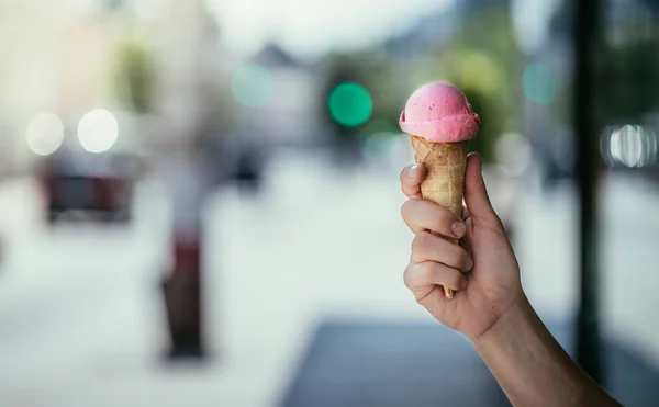Жінка тримає полуничне морозиво в руці, красива сума — стокове фото