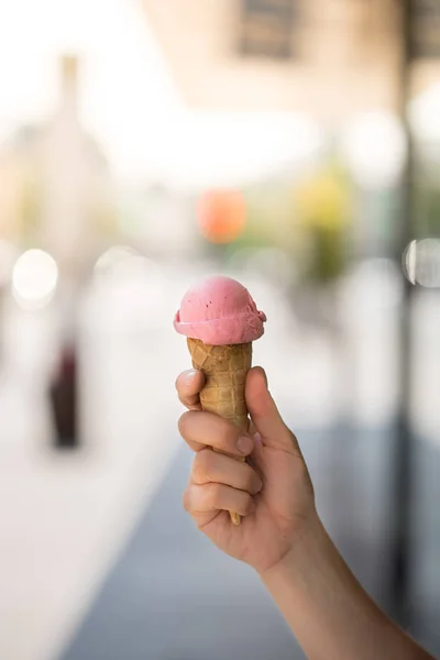 Woman is holding strawberry ice cream in her hand, beautiful sum — Stock Photo, Image