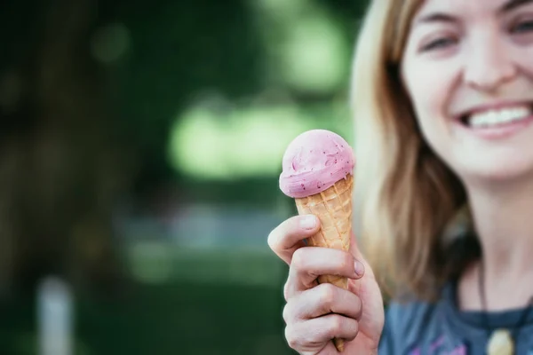 Meisje geniet van ijs in de zomer — Stockfoto