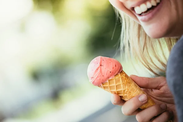 Mosolygó lány élvezi ő eper fagyi során egy nyári napon — Stock Fotó