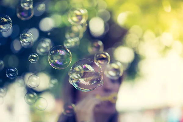 Bulles de savon flottant dans l'air, heure d "été — Photo