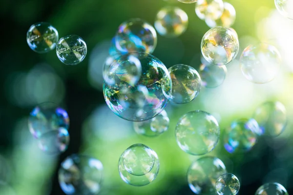 Mýdlové bubliny plovoucí ve vzduchu, letní čas — Stock fotografie