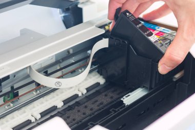 Yeni yazıcı kartuşu mürekkep püskürtmeli yazıcının içine koyarak.