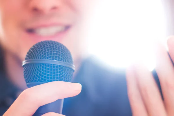 Press officer is speaking into a microphone and giving an interv — Stock Photo, Image