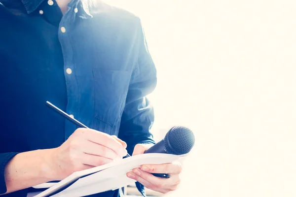 Manlig journalist på presskonferens, hålla mikrofonen och takin — Stockfoto