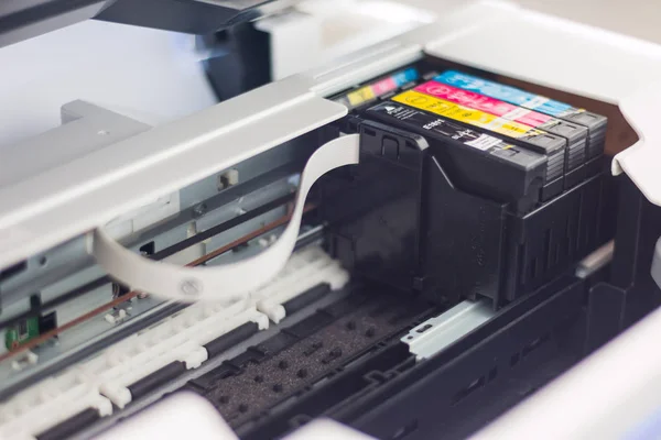 Recarga de cartuchos de impresora de terceros, inyección de tinta . — Foto de Stock