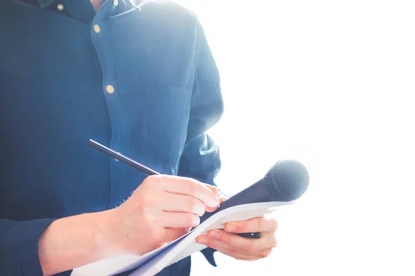 Manlig journalist på presskonferens, hålla mikrofonen och takin — Stockfoto