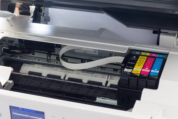 Recarga de cartuchos de impresora de terceros, inyección de tinta . — Foto de Stock