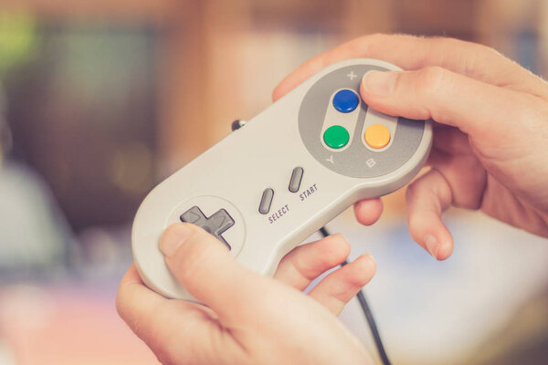 Руки держат ретро-видеоигру и играют, блу
