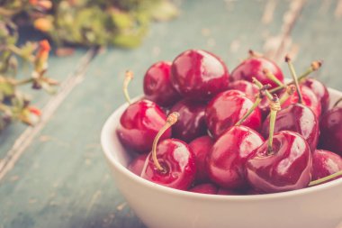 Açık havada bahçe bir masada bir kase taze kırmızı kiraz