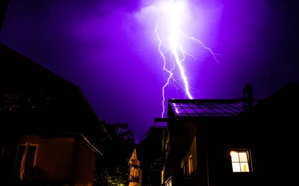 Thunderstorm in the night: Lightning on the sky, neighbourhood, — Stock Photo, Image