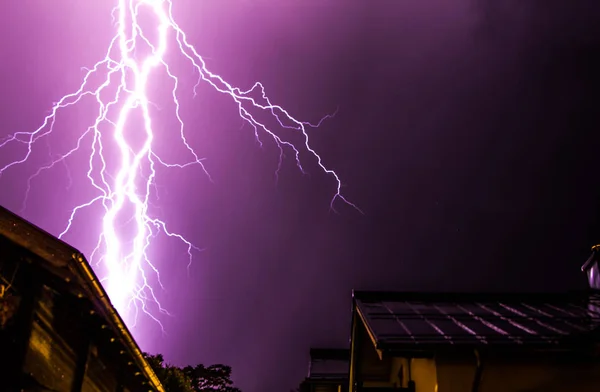 Thunderstorm in the night: Lightning on the sky, neighbourhood, — Stock Photo, Image