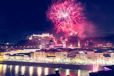 Yeni yıl s Havva: Salzburg eski şehir üzerinde sihirli havai fişek