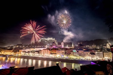 Yeni yıl s Havva: Salzburg eski şehir üzerinde sihirli havai fişek