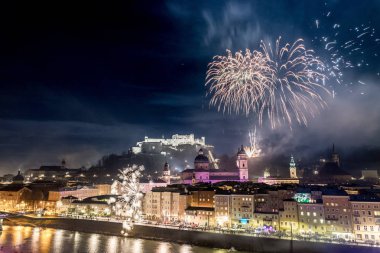 Yeni yıl s Havva: Salzburg eski şehir üzerinde sihirli havai fişek