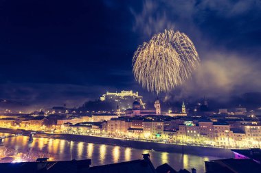 Yeni yıl s Havva: Salzburg eski şehir üzerinde sihirli havai fişek