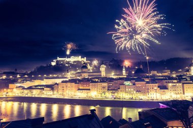 Yeni yıl s Havva: Salzburg eski şehir üzerinde sihirli havai fişek