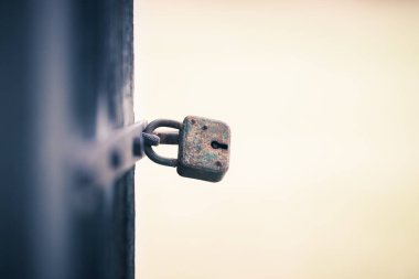 Paslı eski asma kilit bir kapıda yakın çekim