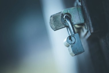 Bir asma kilit bir kapıda, yakın çekim