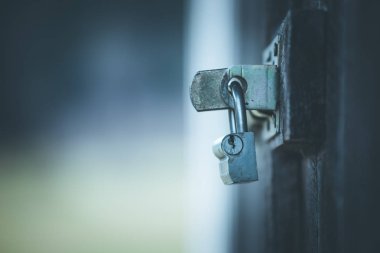 Bir asma kilit bir kapıda, yakın çekim