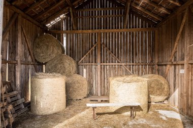 Saklı balya saman/saman içinde bir çiftlik, kırsal