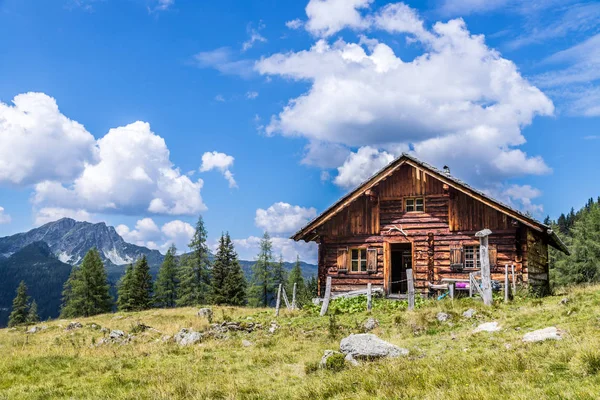 Idylické horské krajině v Alpách: Horská chata, louky — Stock fotografie