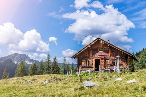 Malowniczej górskiej scenerii w Alpach: górski, łąki — Zdjęcie stockowe