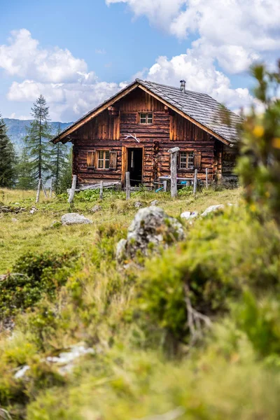 Idylické horské krajině v Alpách: Horská chata, louky — Stock fotografie