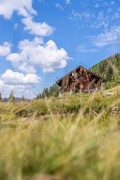 Paysage montagneux idyllique dans les Alpes : Chalet de montagne, prairies — Photo