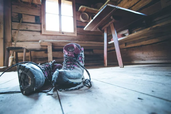 Alpine laarzen op rustieke houten vloer in een verlaten berg chale — Stockfoto