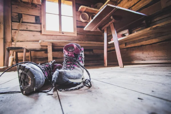Alpine laarzen op rustieke houten vloer in een verlaten berg chale — Stockfoto
