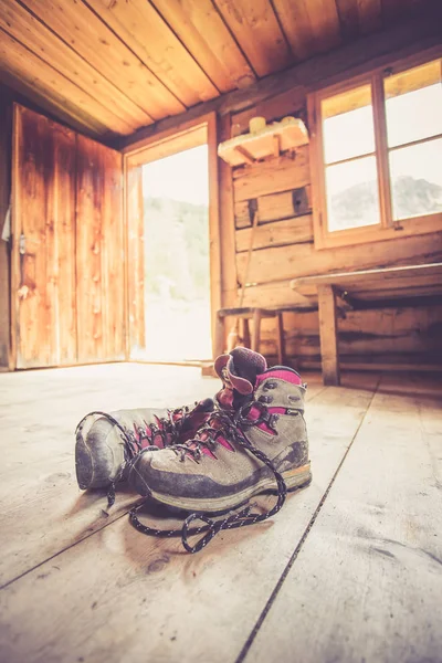 Alpine laarzen op rustieke houten vloer in een verlaten berg chale — Stockfoto