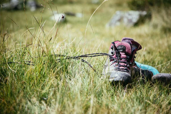 Botas alpinas estão deitados na grama, caminhadas viagem — Fotografia de Stock