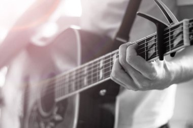 Genç bir adam bir sunburst Batı gitar çalmak boşaltma