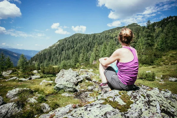 Élvezi a mi idilli hegyvidéki táj: lány ül a ro — Stock Fotó